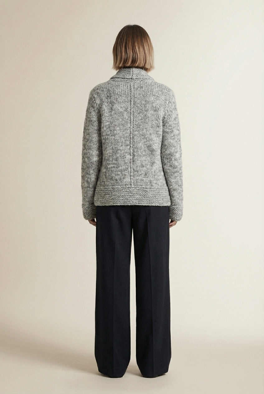 Back pose of the model wearing SOLINE | Modèle Facile, Moderne et Intemporel