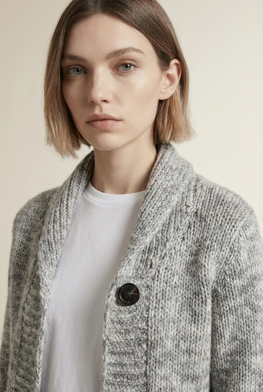 Close-up of the model wearing SOLINE | Modèle Facile, Moderne et Intemporel