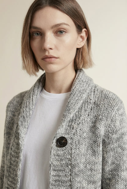 Close-up of the model wearing SOLINE | Modèle Facile, Moderne et Intemporel