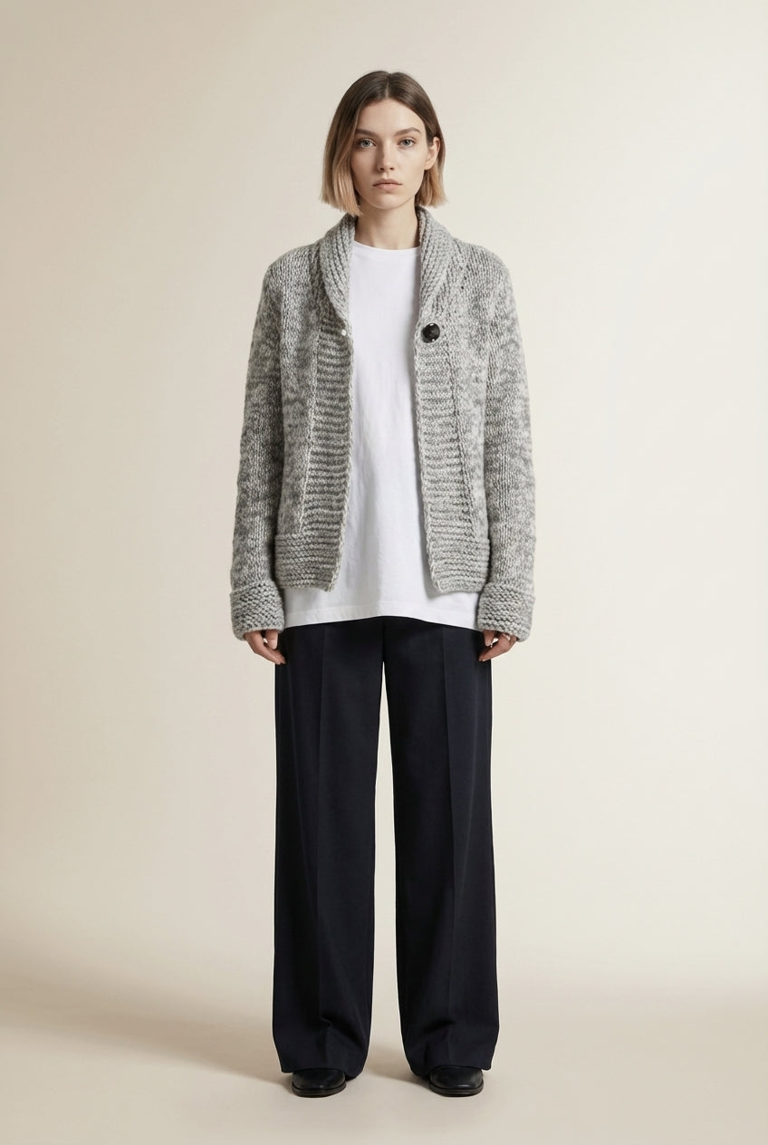 Full body view of the model wearing SOLINE | Modèle Facile, Moderne et Intemporel