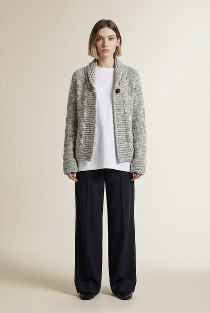 Full body view of the model wearing SOLINE | Modèle Facile, Moderne et Intemporel