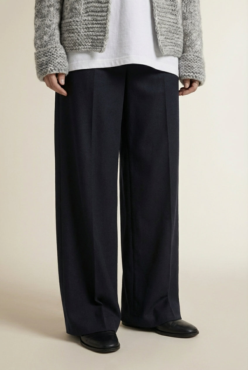 Close-up of the model's lower body wearing SOLINE | Modèle Facile, Moderne et Intemporel