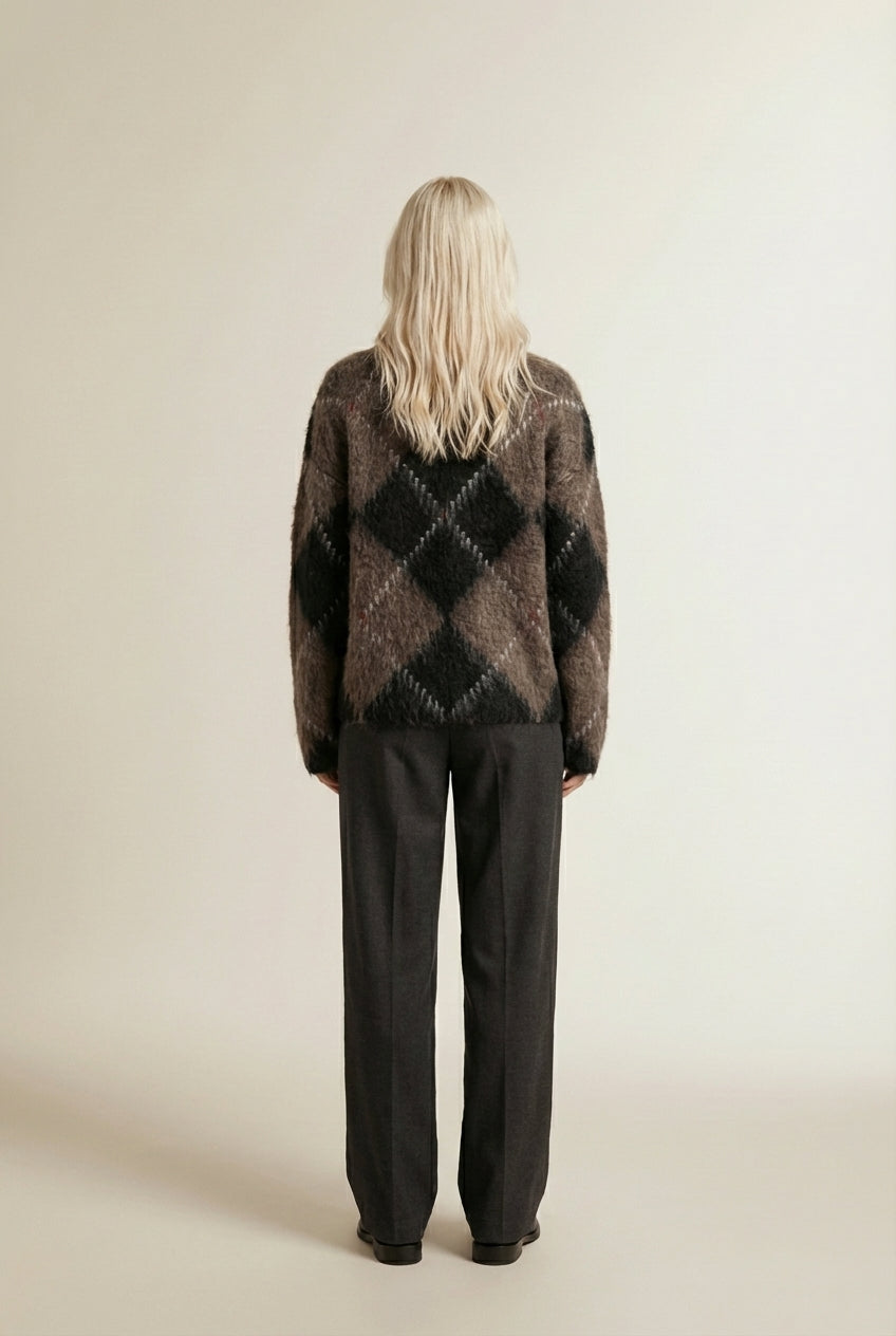 Back pose of the model wearing MOLLY | Pull Doux à Carreaux