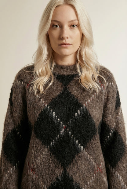 Close-up of the model wearing MOLLY | Pull Doux à Carreaux