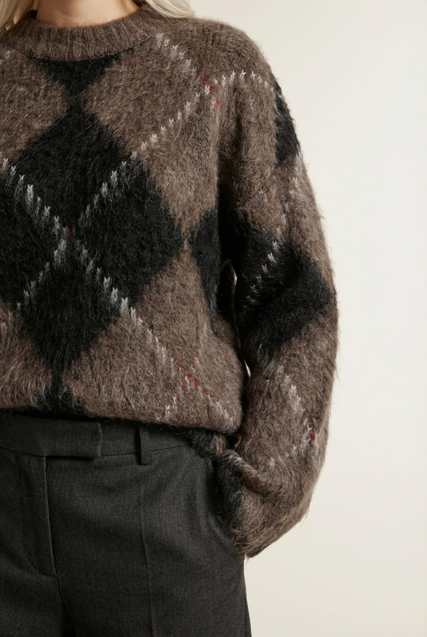 Detail shot of MOLLY | Pull Doux à Carreaux