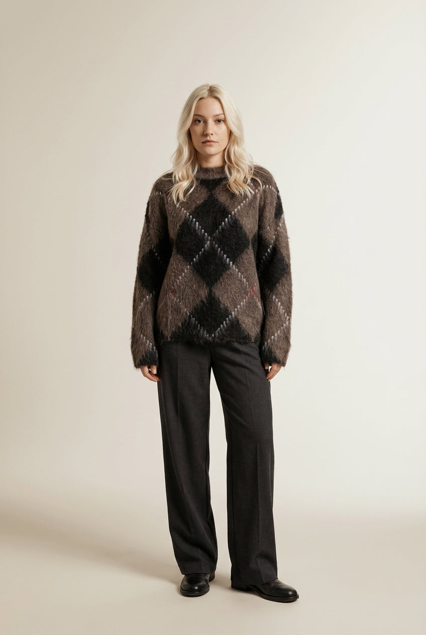 Full body view of the model wearing MOLLY | Pull Doux à Carreaux