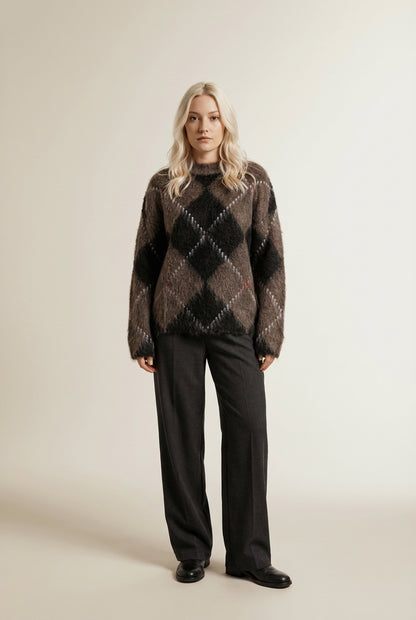 Full body view of the model wearing MOLLY | Pull Doux à Carreaux