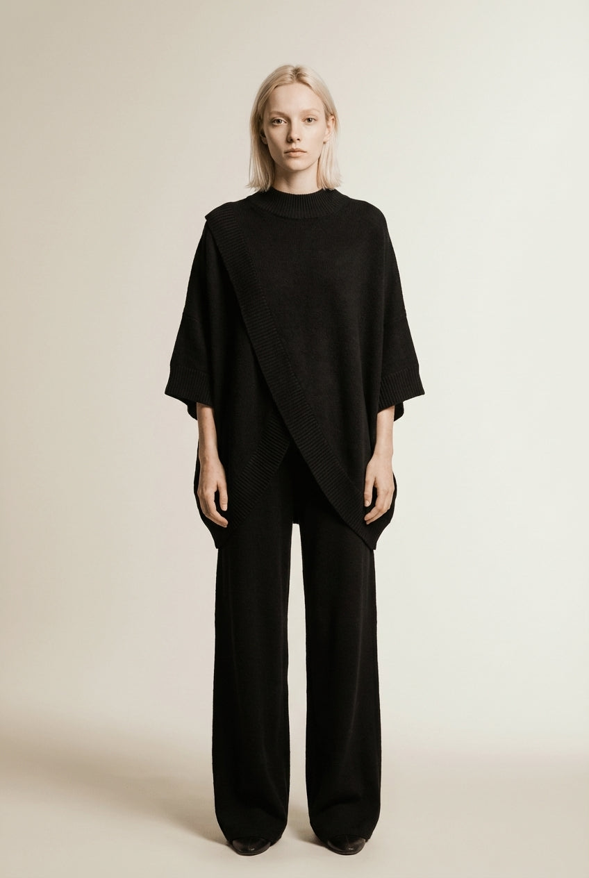Full body view of the model wearing VAREN | Ensemble Deux Pièces Oversize