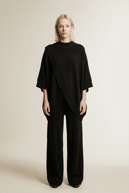 Full body view of the model wearing VAREN | Ensemble Deux Pièces Oversize