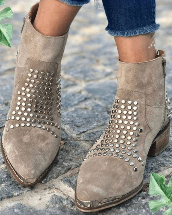 Bottines en daim beige avec clous argentés pour un style affirmé