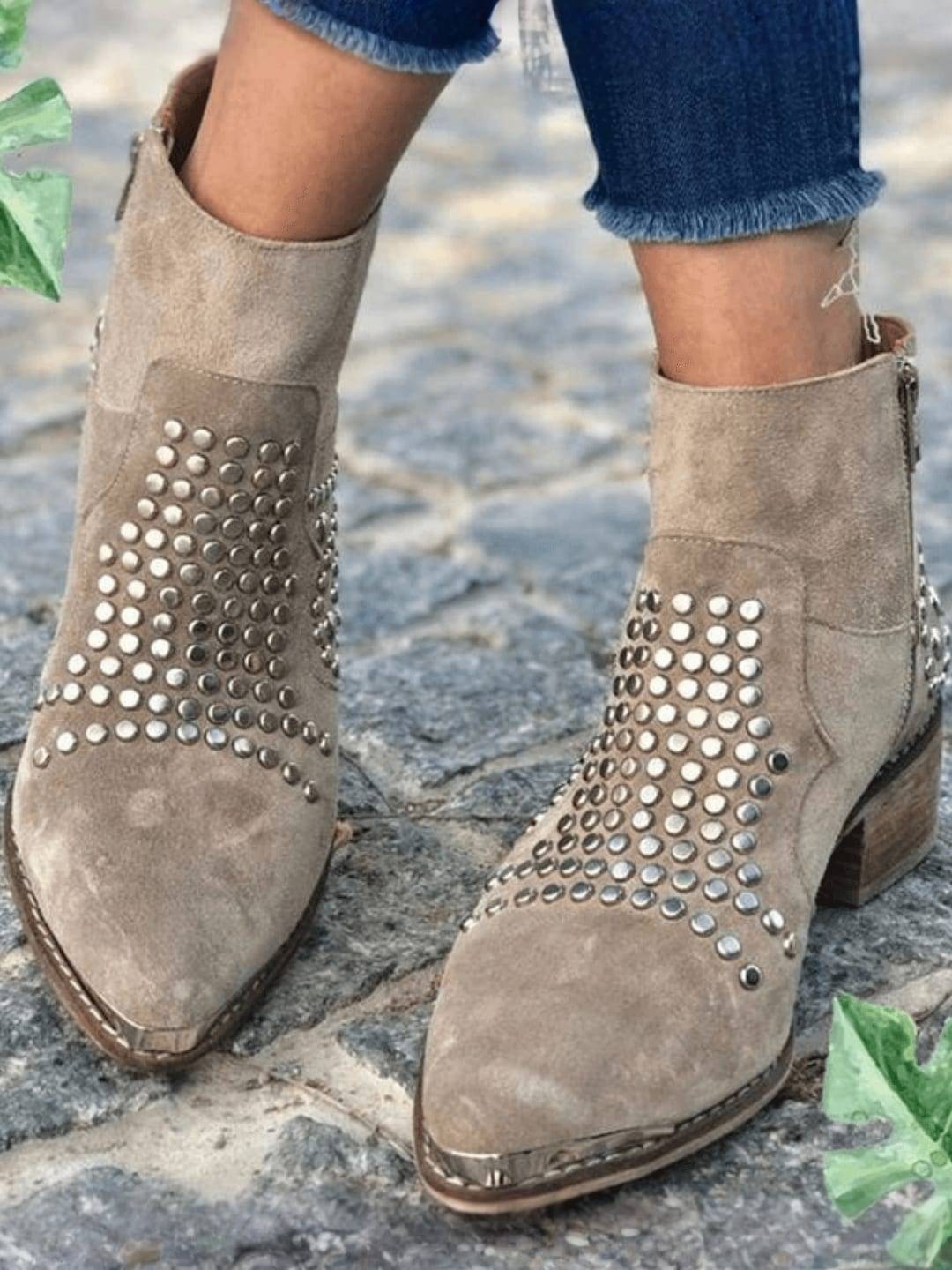 Bottines en daim beige avec clous argentés pour un style affirmé
