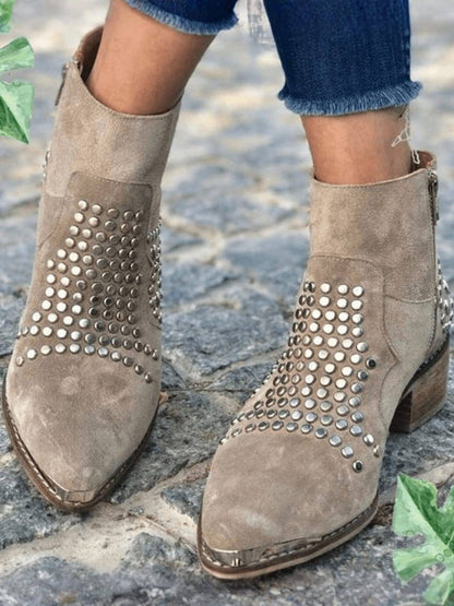 Bottines en daim beige avec clous argentés pour un style affirmé