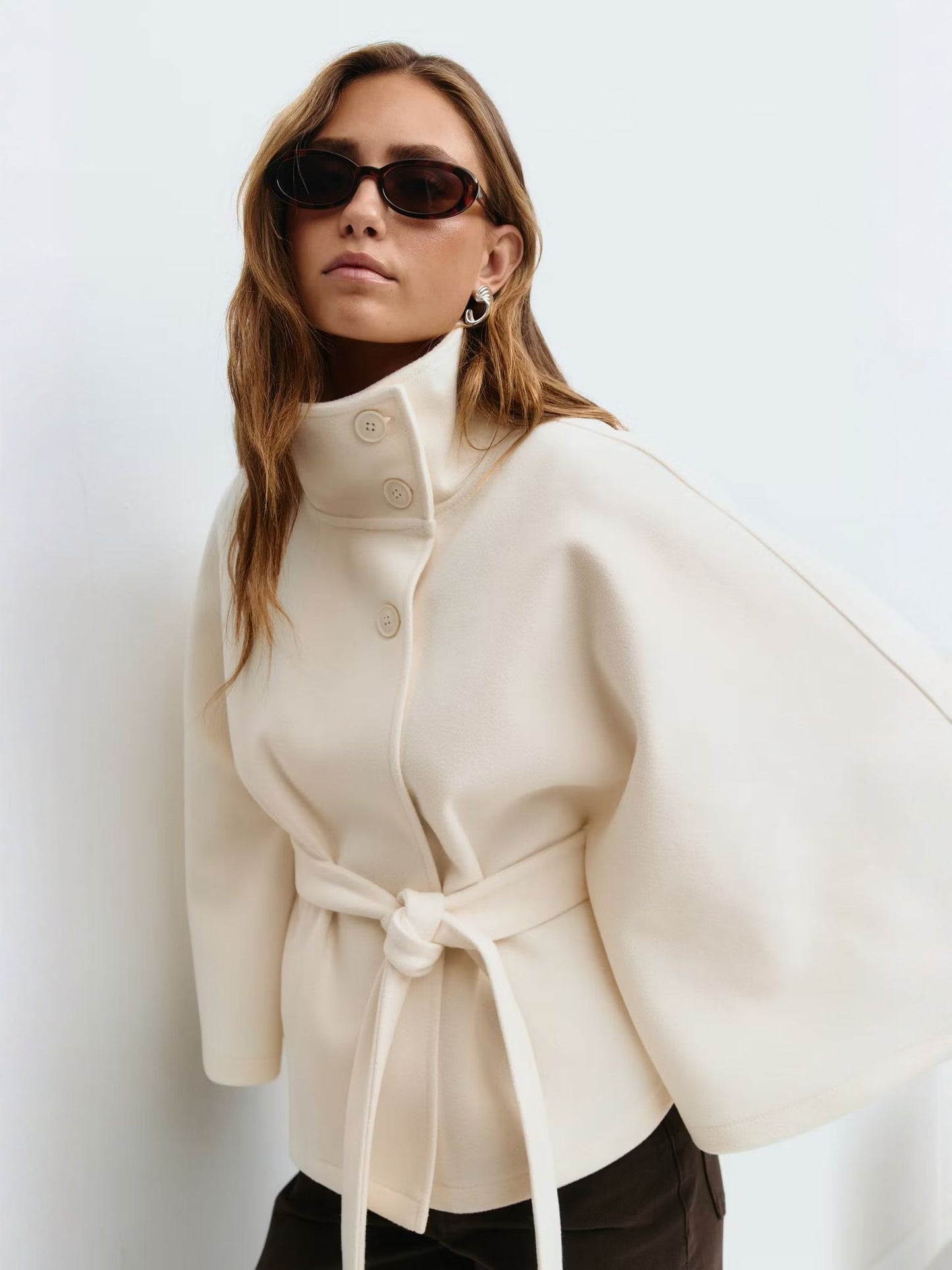 Loreza Cape – Manteau femme chic avec col montant et ceinture ajustable