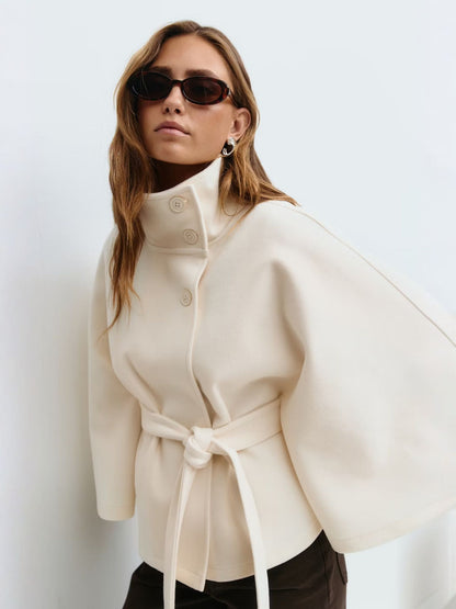 Loreza Cape – Manteau femme chic avec col montant et ceinture ajustable