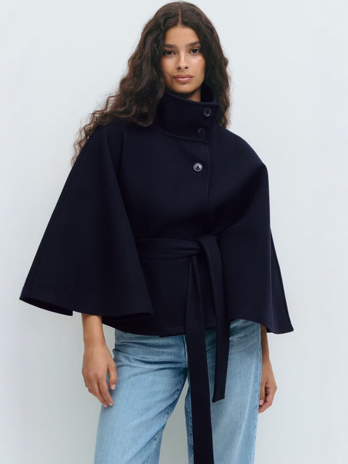 Loreza Cape – Manteau femme chic avec col montant et ceinture ajustable