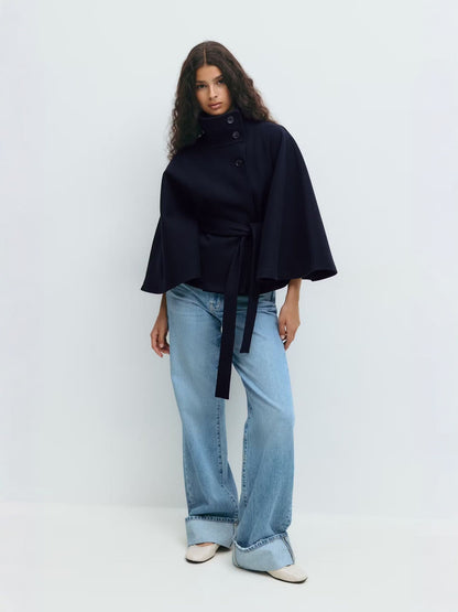 Loreza Cape – Manteau femme chic avec col montant et ceinture ajustable