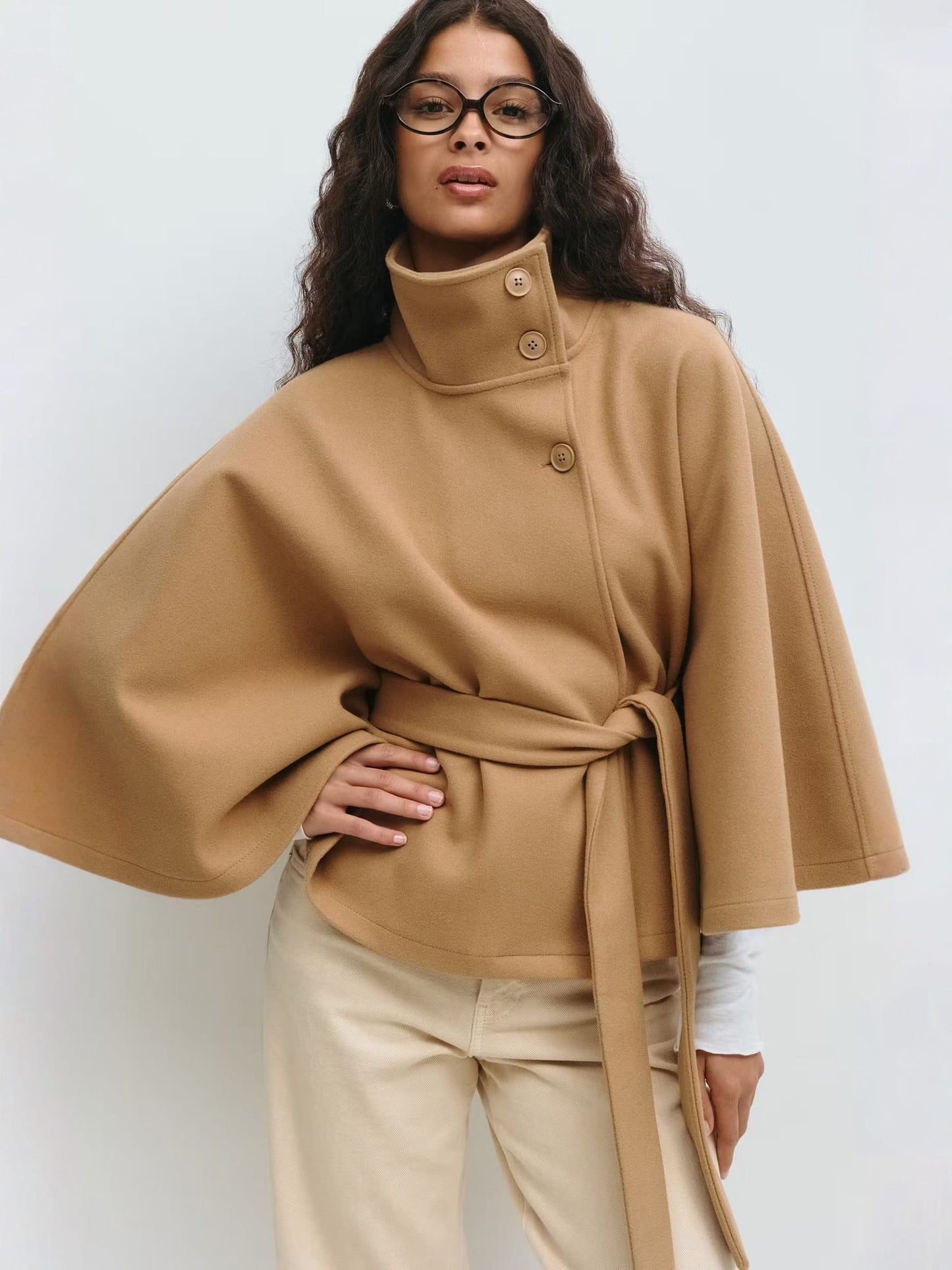 Loreza Cape – Manteau femme chic avec col montant et ceinture ajustable