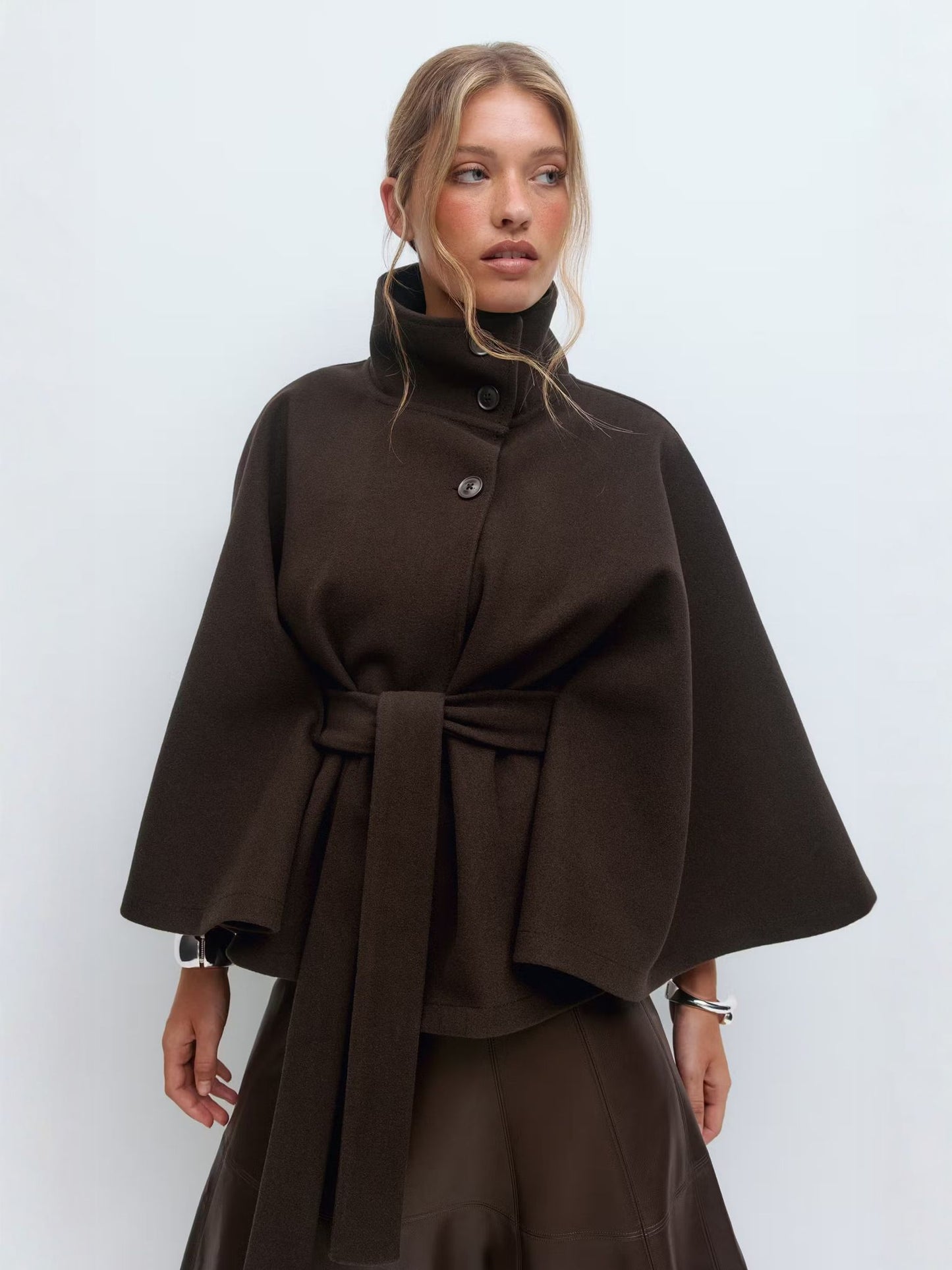 Loreza Cape – Manteau femme chic avec col montant et ceinture ajustable