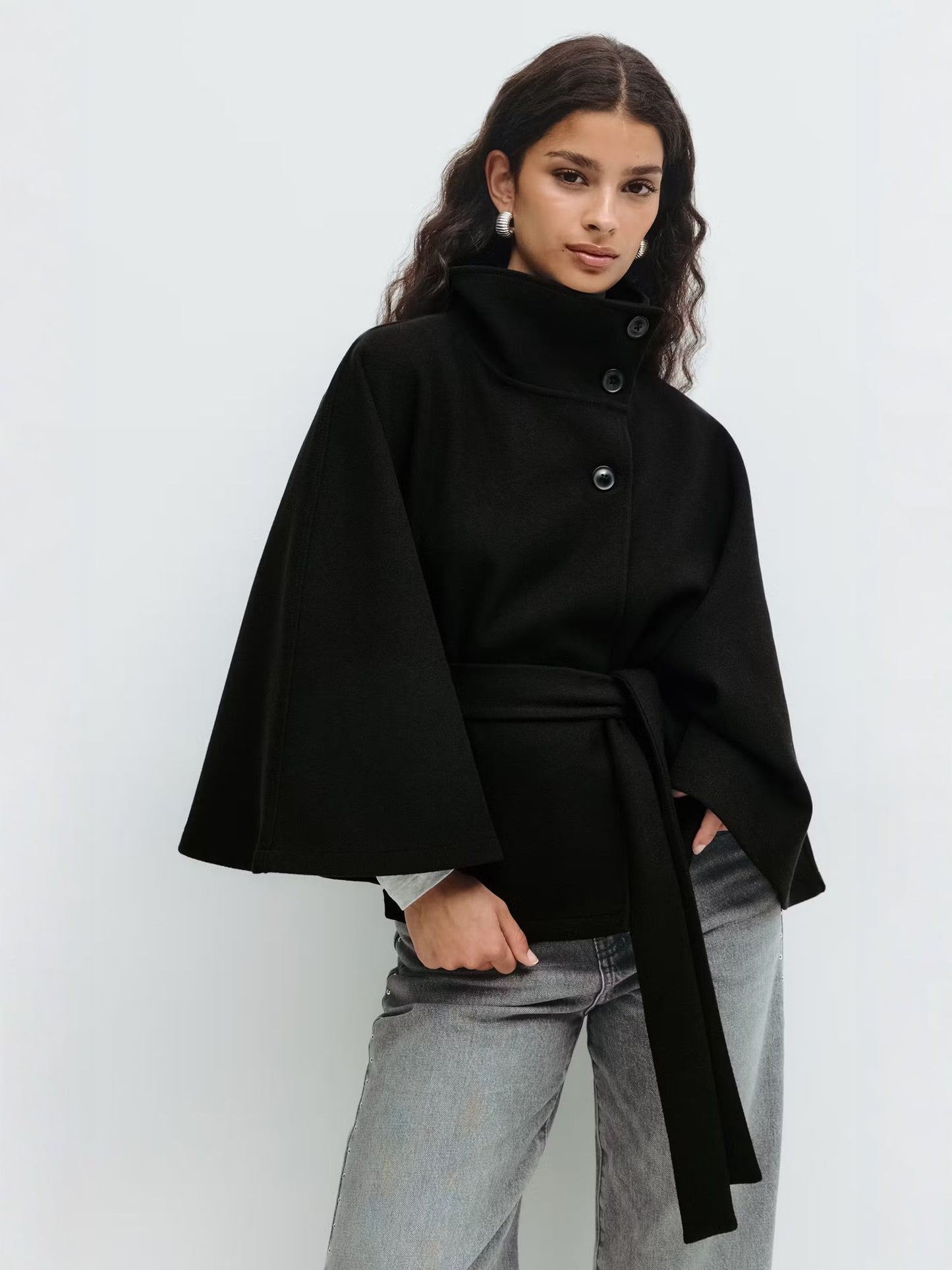Loreza Cape – Manteau femme chic avec col montant et ceinture ajustable