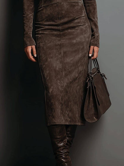 MADELEINE | Robe Midi en Suédine à Col Montant.