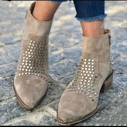 Bottines en daim beige avec clous argentés pour un style affirmé