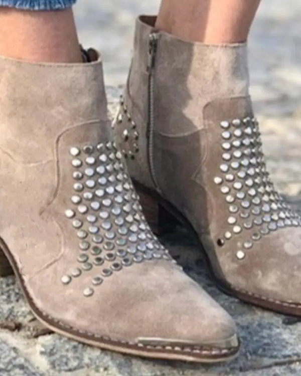 Bottines en daim beige avec clous argentés pour un style affirmé