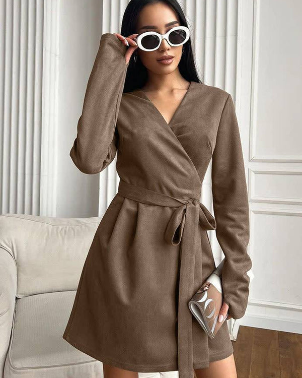 CAROLINE | Élégance de la Commutation et Silhouette Structurée