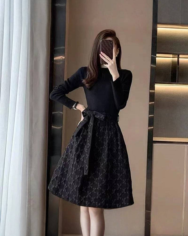 Robe noire mi-longue à col montant – Élégance royale & allure sophistiquée