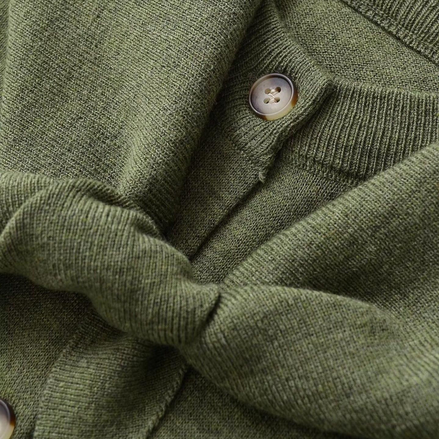 ANITA | Un pull doux et raffiné, idéal pour les journées fraîches de la saison.